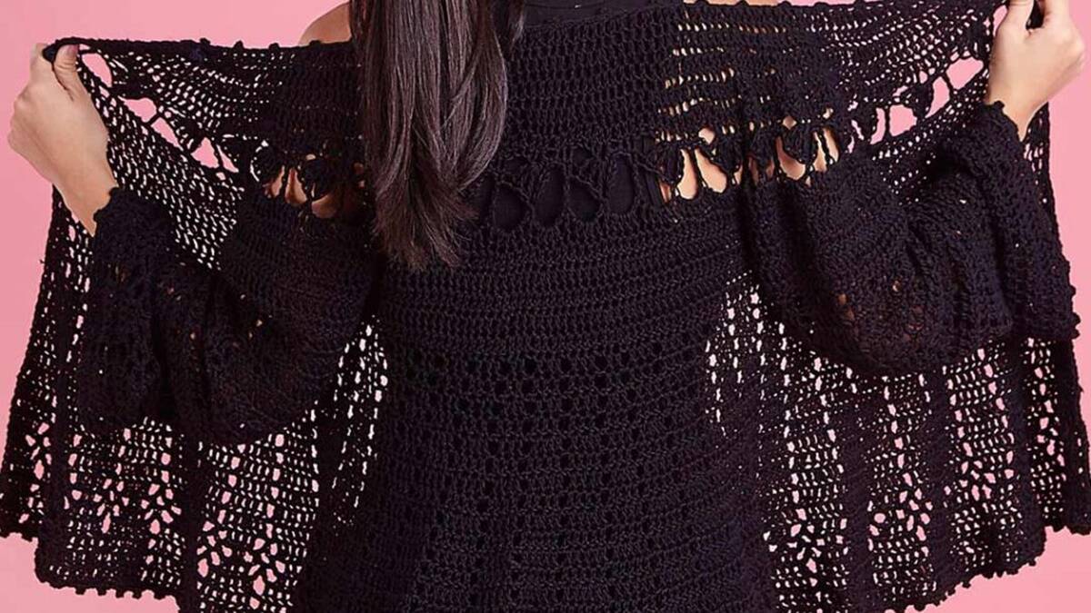 Bata Aberta de Crochê Preto: Uma Peça Atemporal e Elegante!