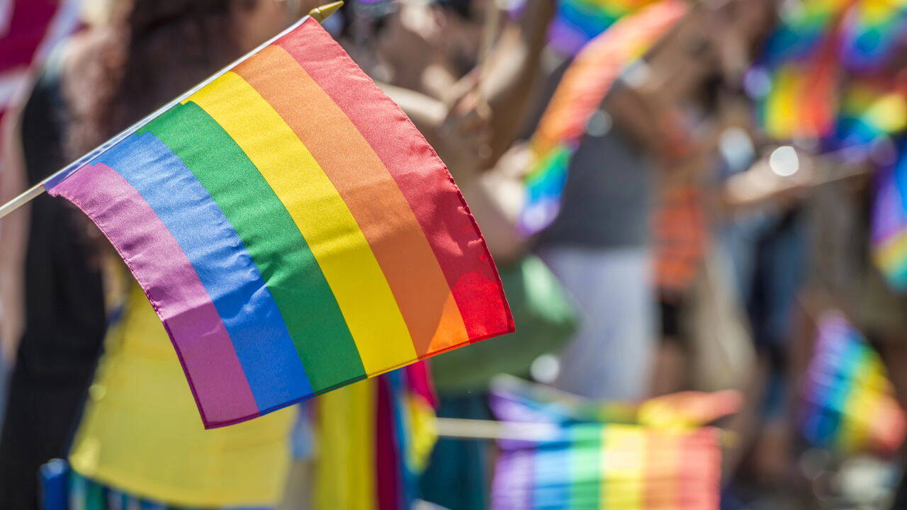 Além do armário: como a orientação sexual impacta a autoestima e como superá-los.
