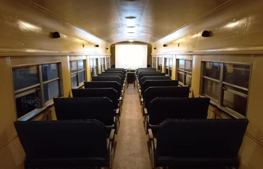 Cinema montado dentro de vagão de trem exibe filmes clássicos; veja programação