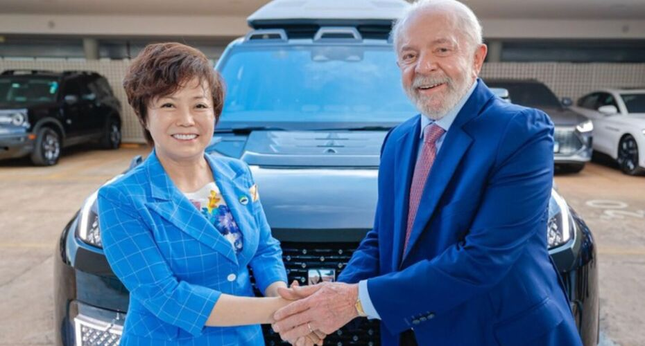 Lula se reúne com CEO da BYD, que anuncia lançamento de carro híbrido e criação de 10 mil empregos até 2025
