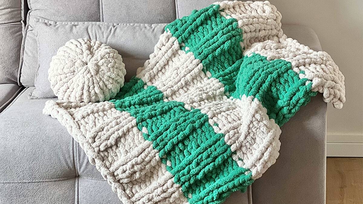 Manta de Tricô Bicolor: Elegância e Versatilidade em Cada Ponto!