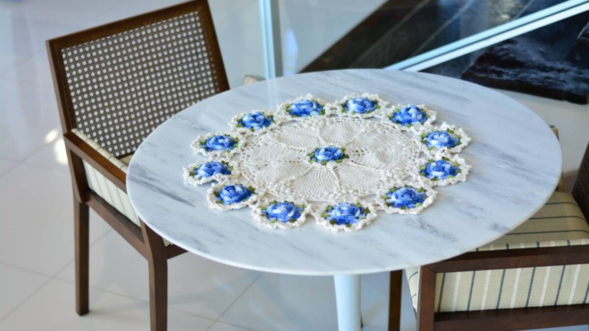 Toalha de Mesa em Crochê Floral: Elegância e Charme!