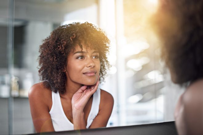 3 frases ditas a você mesmo podem aumentar o amor pelo que você vê no espelho!