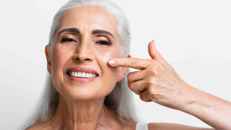 6 produtos de beleza que toda mulher acima de 50 anos deve ter em casa