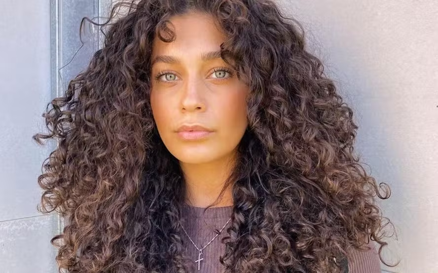 Corte Butterfly em cabelo cacheado: se inspire no corte e valorize ainda mais seus cachos