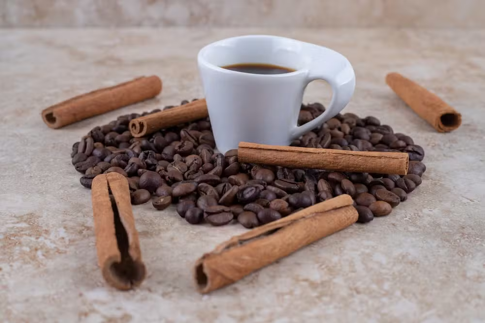 Canela no Café para Emagrecer? O Que a Ciência Diz Sobre Essa Tendência Viral