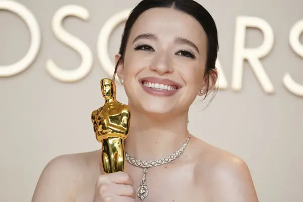 Conheça Mikey Madison, a atriz que venceu Fernanda Torres no Oscar