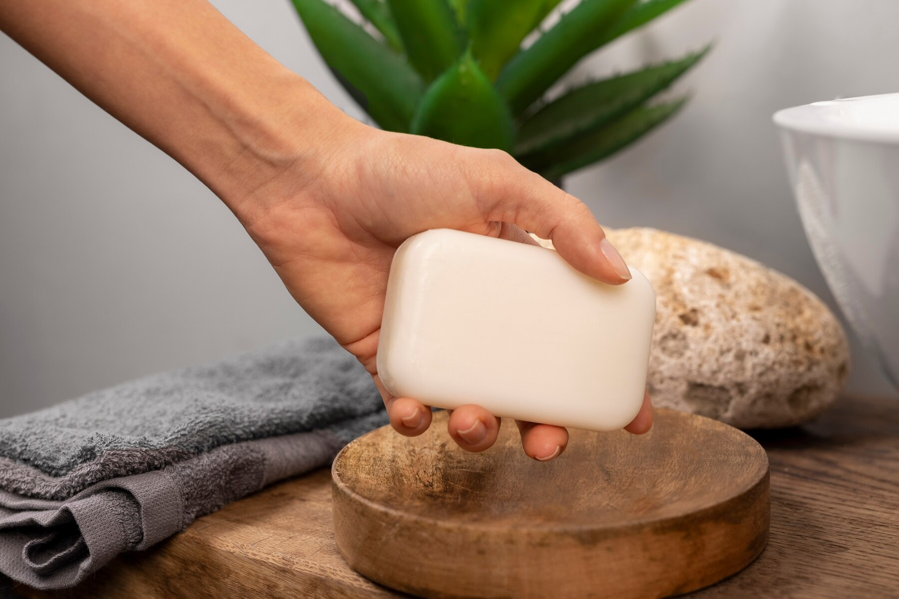 Sabonete caseiro anti-idade de 4 ingredientes pode diminuir suas rugas e deixar a pele firme