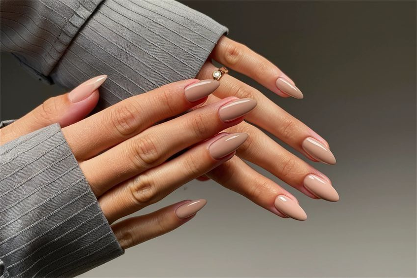 Esmaltes para 2025: 5 Cores para Deixar Suas Unhas no Topo da Tendência