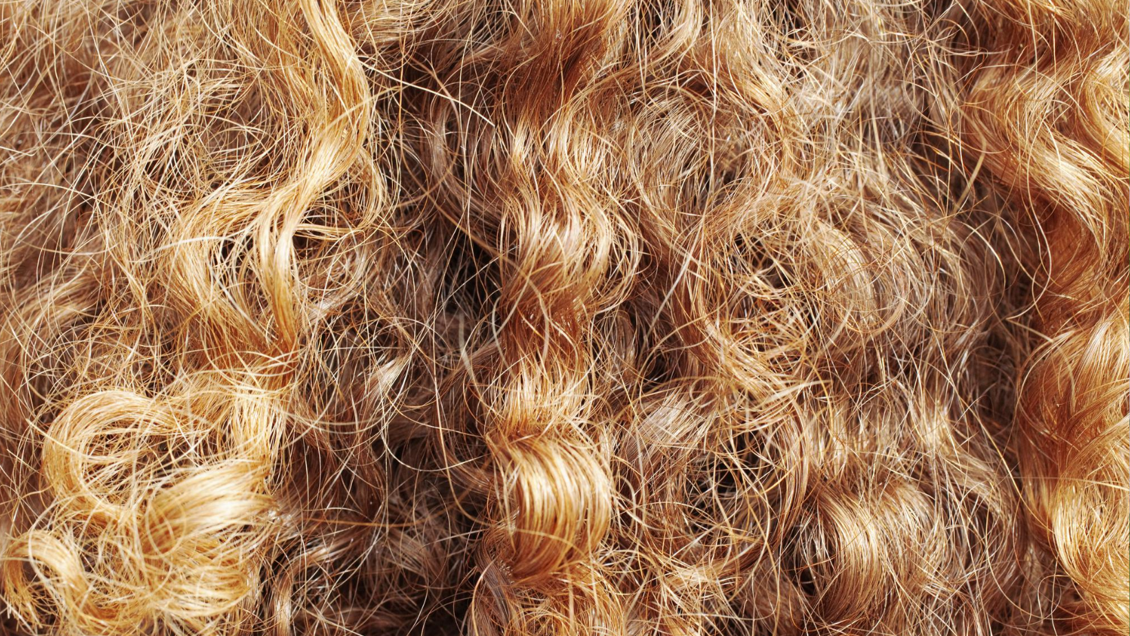 Seu cabelo cacheado está esticando e perdendo a definição? Entenda o motivo e como resolver