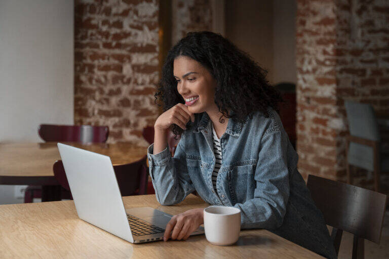 Como ganhar dinheiro na internet? Ideias para aumentar sua renda em 2025! - Foto: Freepik