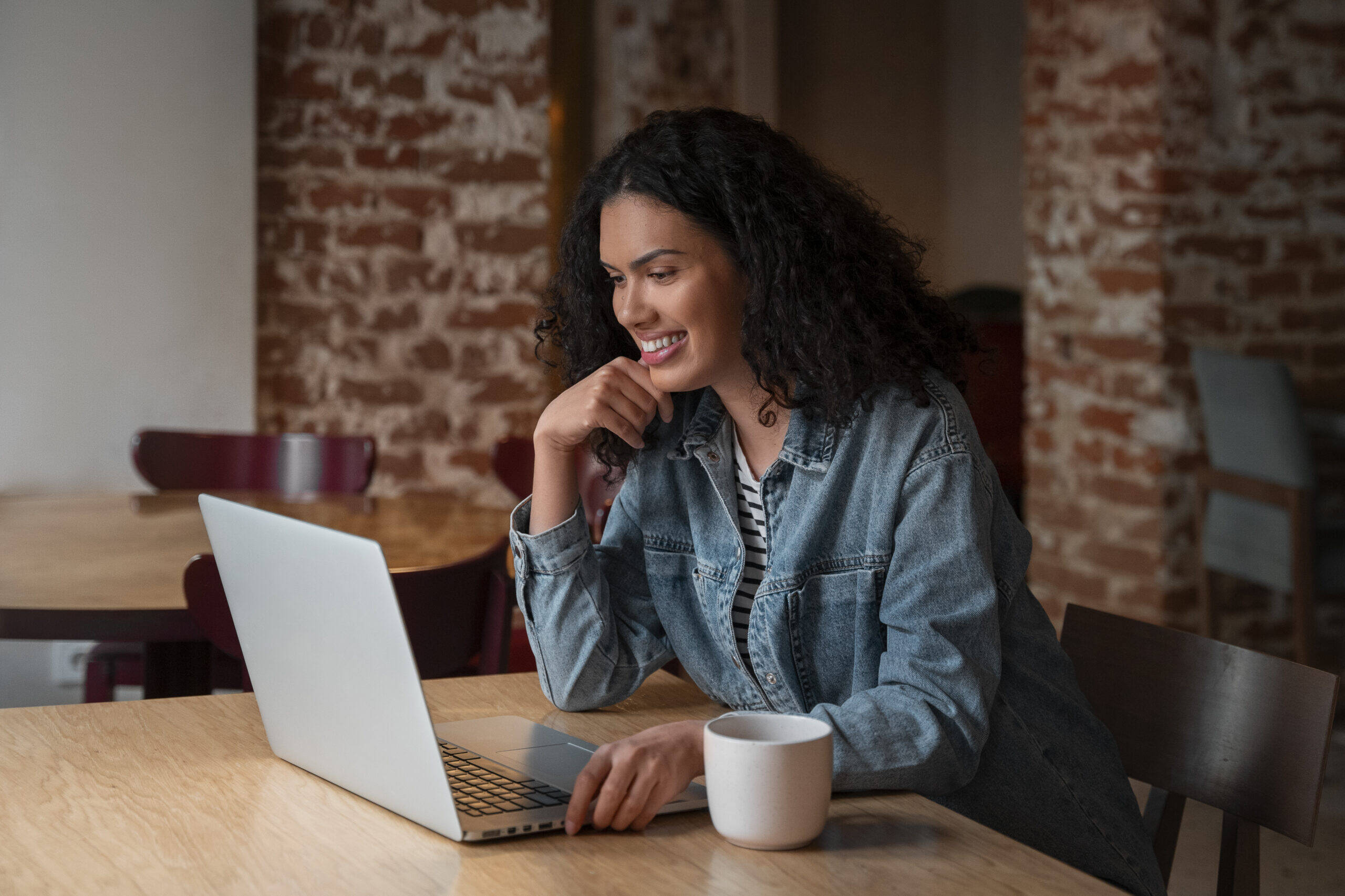 Como ganhar dinheiro na internet? Ideias para aumentar sua renda em 2025!