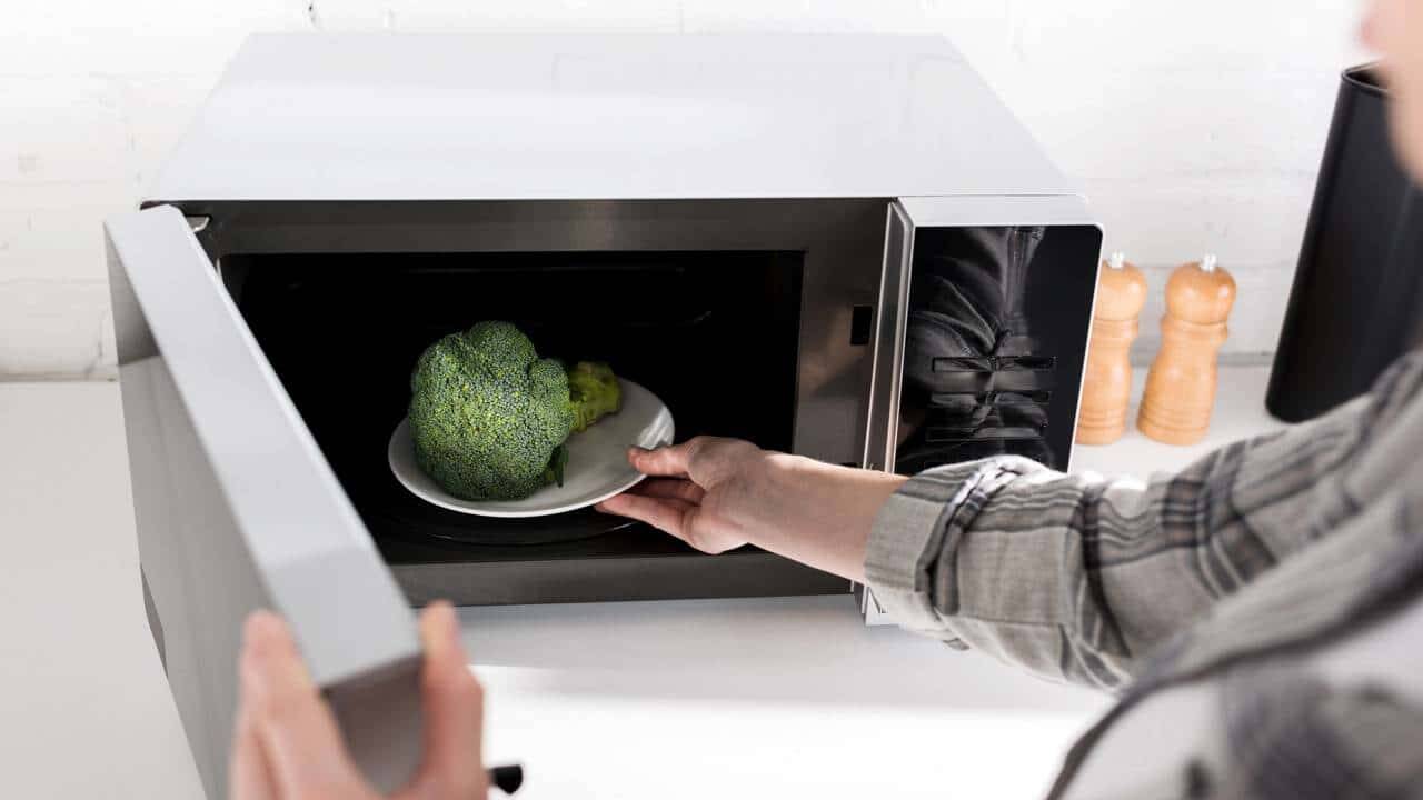 Entre velocidade e saúde: o que o micro-ondas realmente faz com os nutrientes dos alimentos