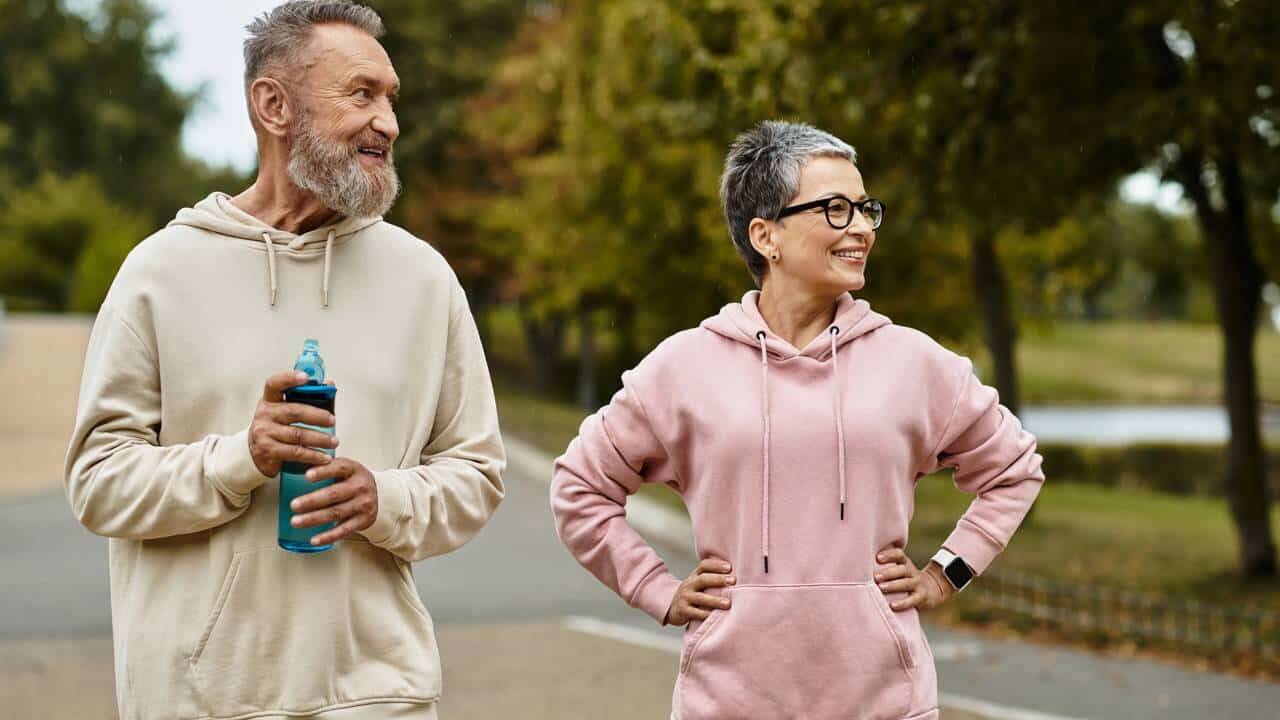 Especialistas descobrem que esse outro exercício após os 60 é ainda mais poderoso do que a caminhada