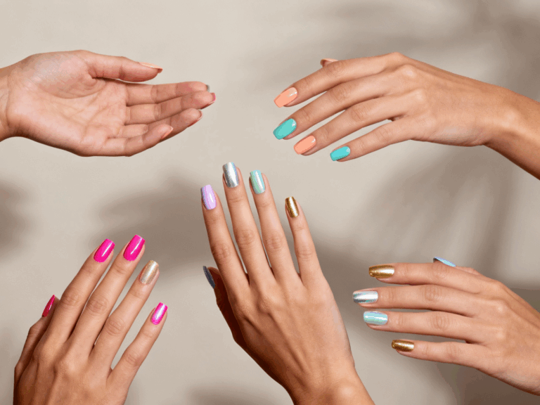 Unhas pintadas em cores tendência do verão 2025, com tons vibrantes como pêssego, turquesa, lilás, dourado e pink metálico, simbolizando alegria e elegância.