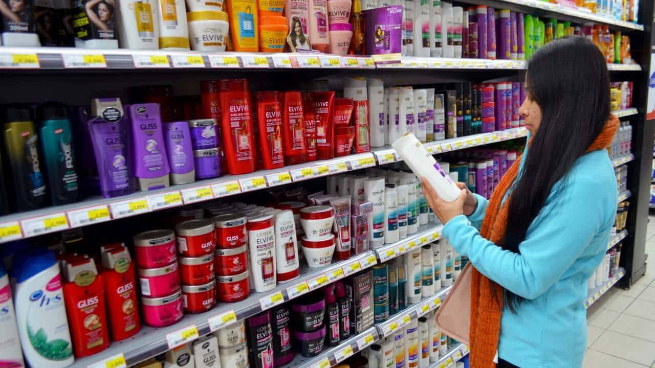 Anvisa anuncia apreensão e proibição de 8 cosméticos para cabelo