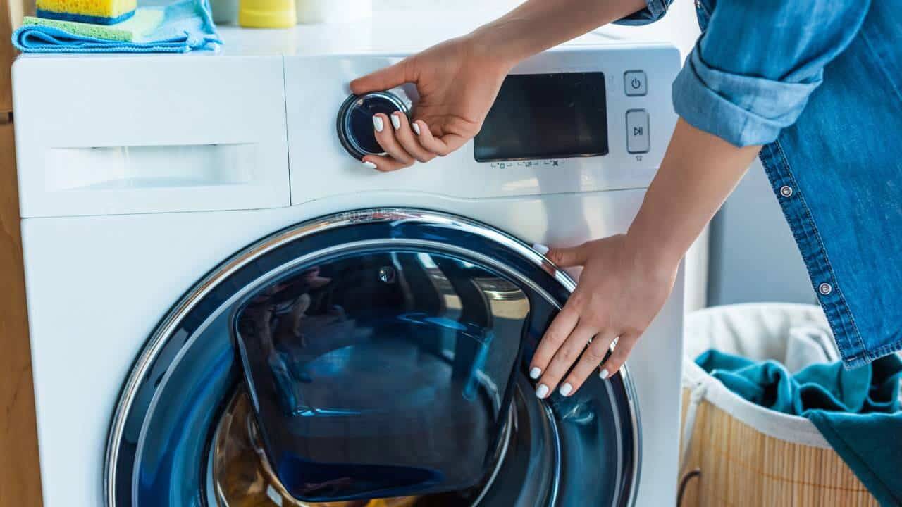 É assim que a máquina de lavar se limpa sozinha e tira o cheiro de sujo das roupas