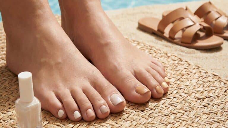 Unhas pintadas em cores neutras para os pés