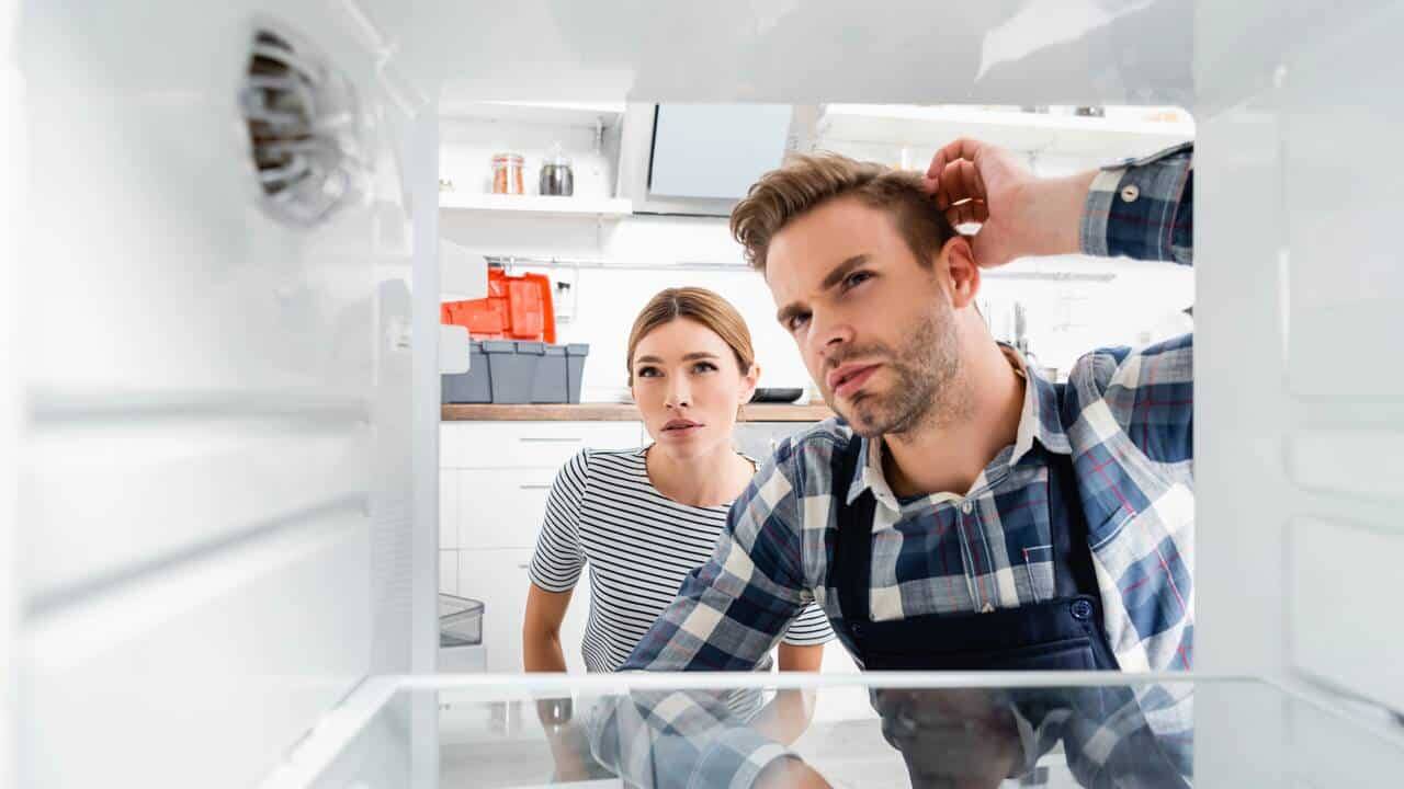 Quer eliminar odores da geladeira? Então não jogue fora as rolhas da sua casa