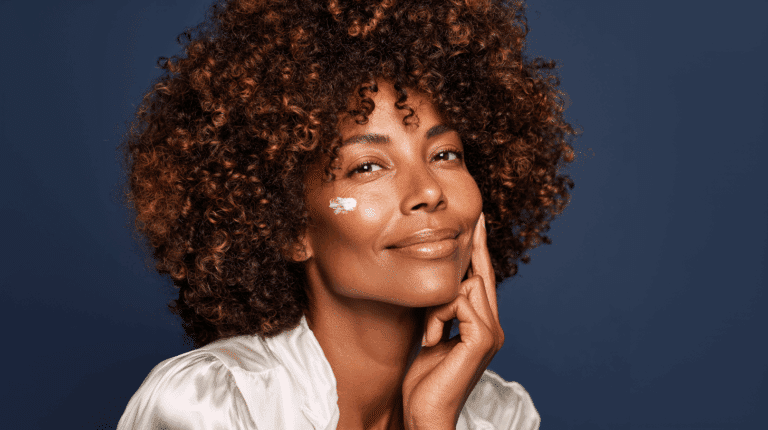 Mulher com creme aplicado sobre a pele