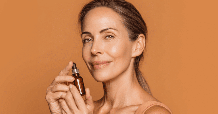 Mulher segurando um frasco de sérum antioxidante