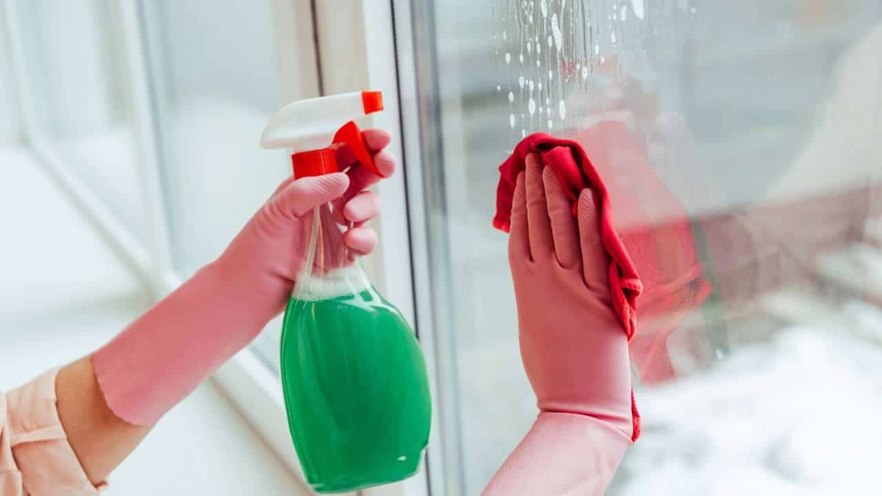 Como limpar vidros e espelhos com produtos de casa para evitar manchas teimosas e riscos