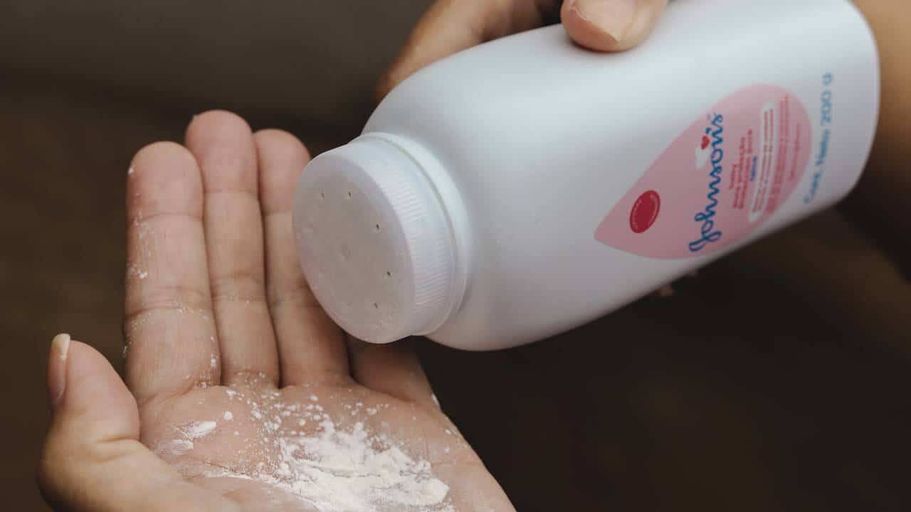 Quais são os benefícios e malefícios do talco para a saúde dos bebês?