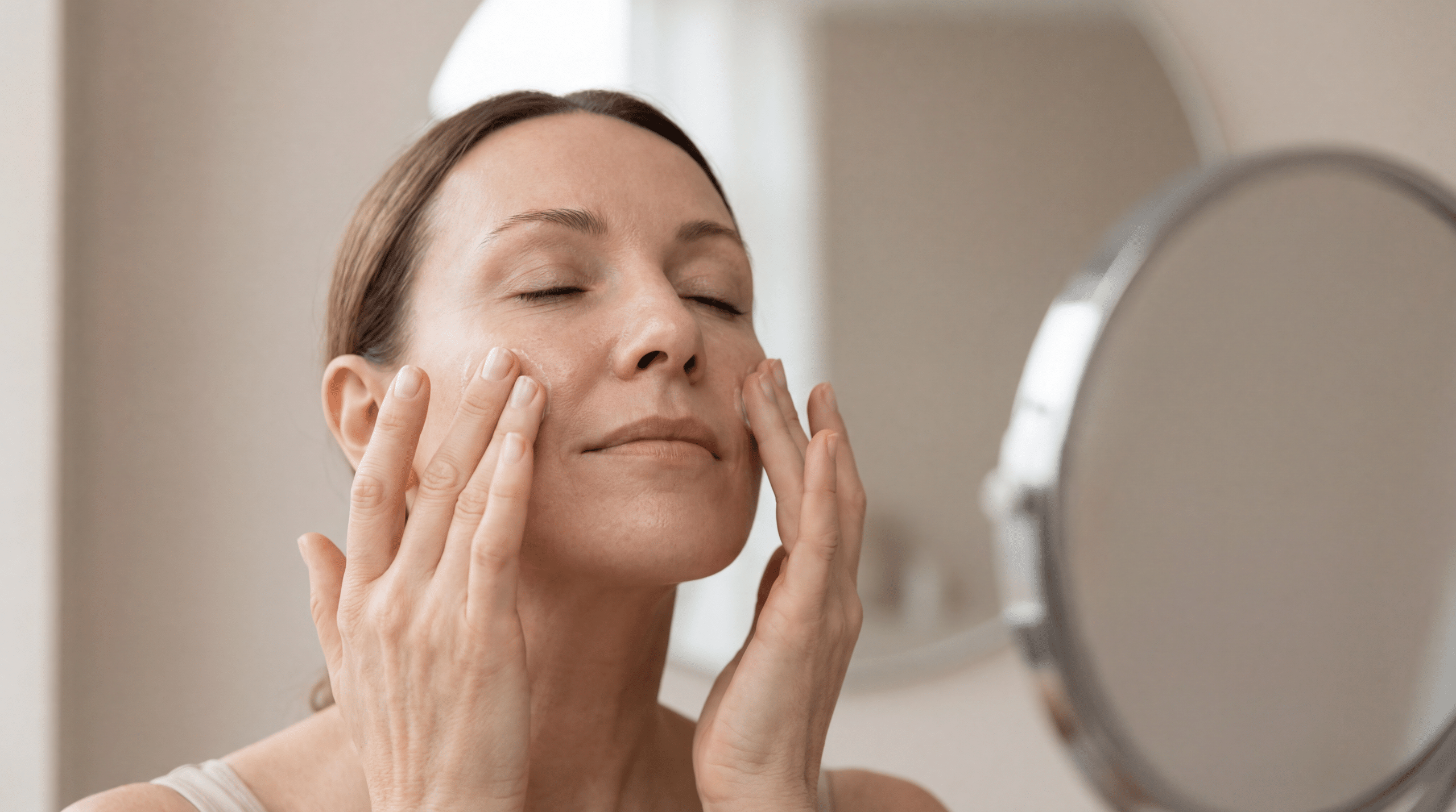 Pare de lavar o rosto no banho e descubra a rotina de skincare em 3 passos para depois dos 40