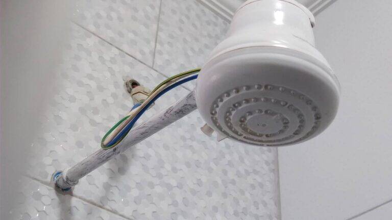 Chuveiro elétrico tipicamente brasileiro