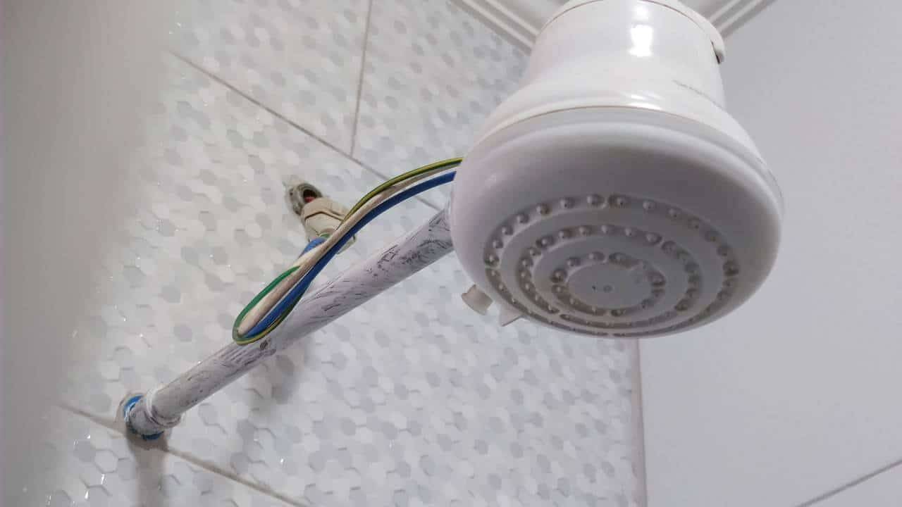 Este truque resolve a queda d’água fraca do chuveiro em minutos