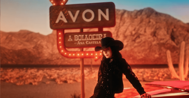 Imagem promocional da coleção de maquiagem da Avon assinada pela Ana Castela