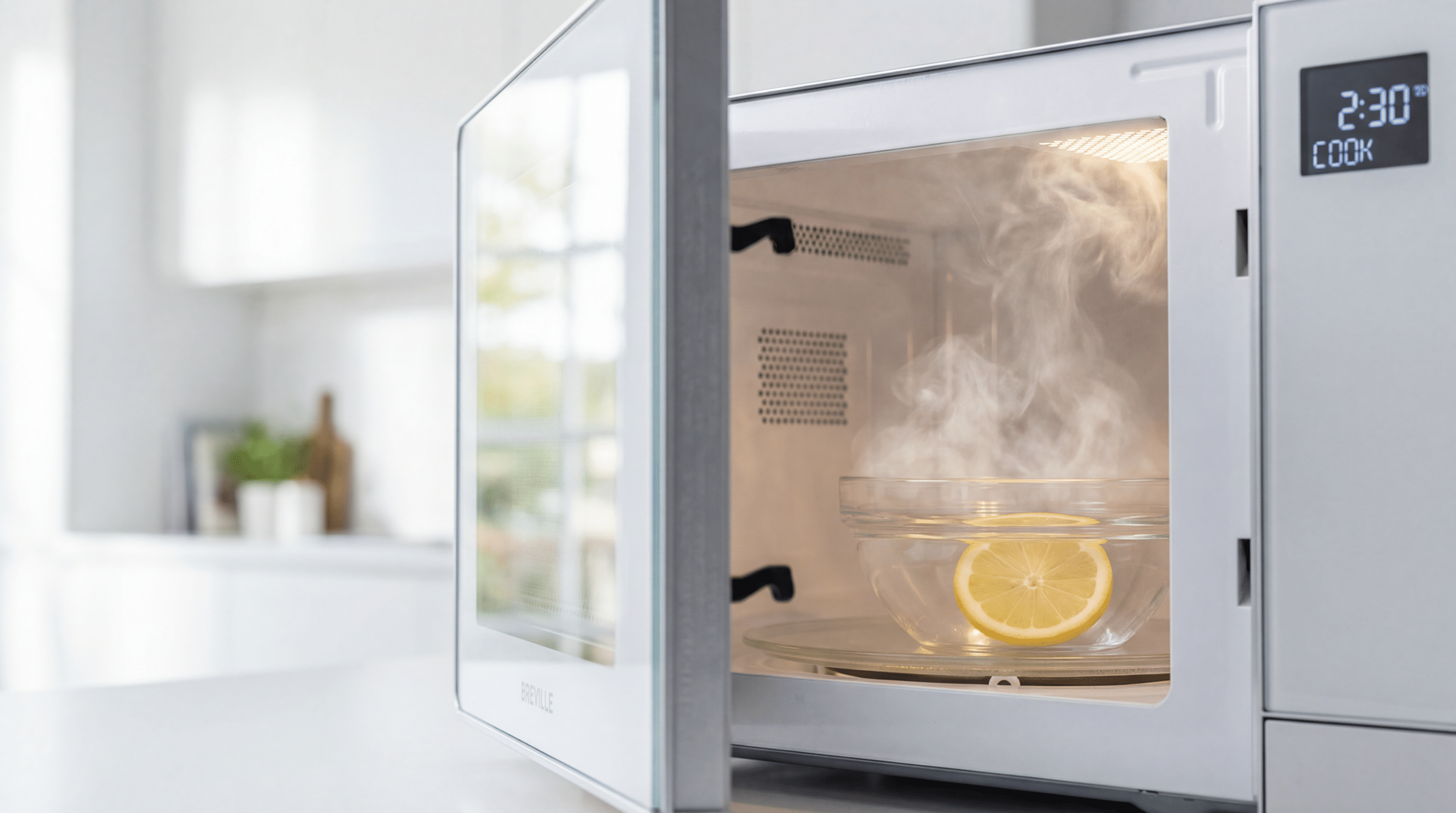 Como limpar o micro-ondas por dentro em poucos minutos usando vapor