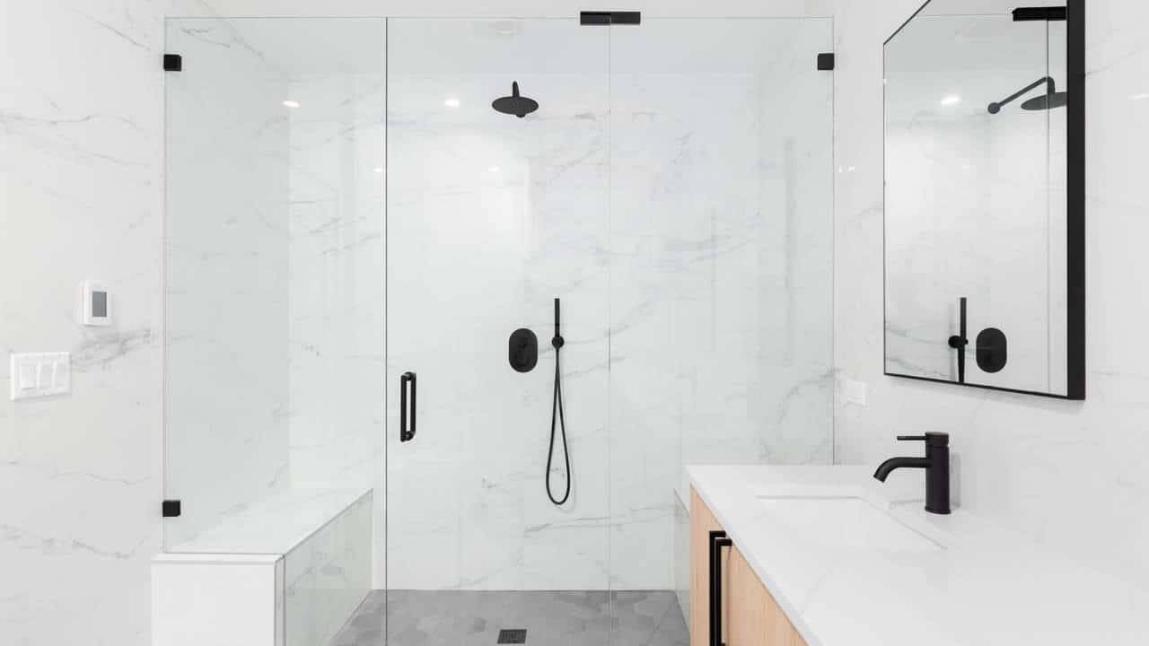 Tchau, box de banheiro brasileiro: chuveiro italiano vem para ficar nas casas brasileiras