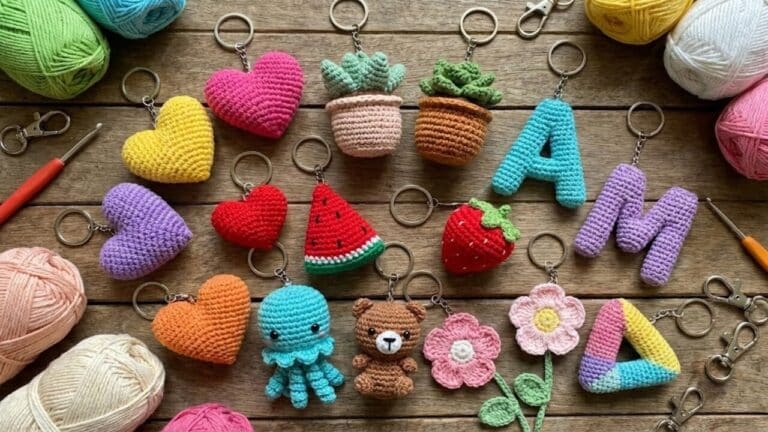 Modelos criativos de chaveiros de crochê para decorar suas bolsas