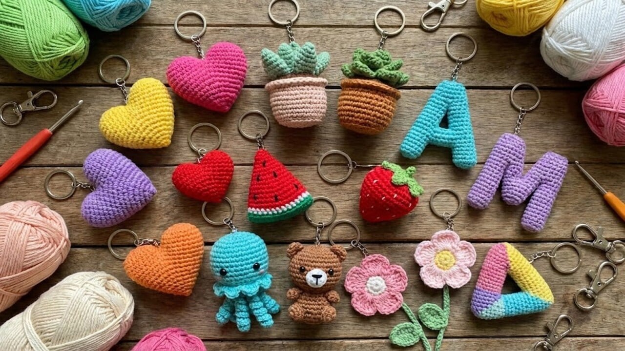 Modelos criativos de chaveiros de crochê para decorar suas bolsas