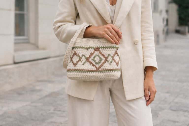 Bolsas de crochê funcionais para elevar o seu visual básico no dia a dia