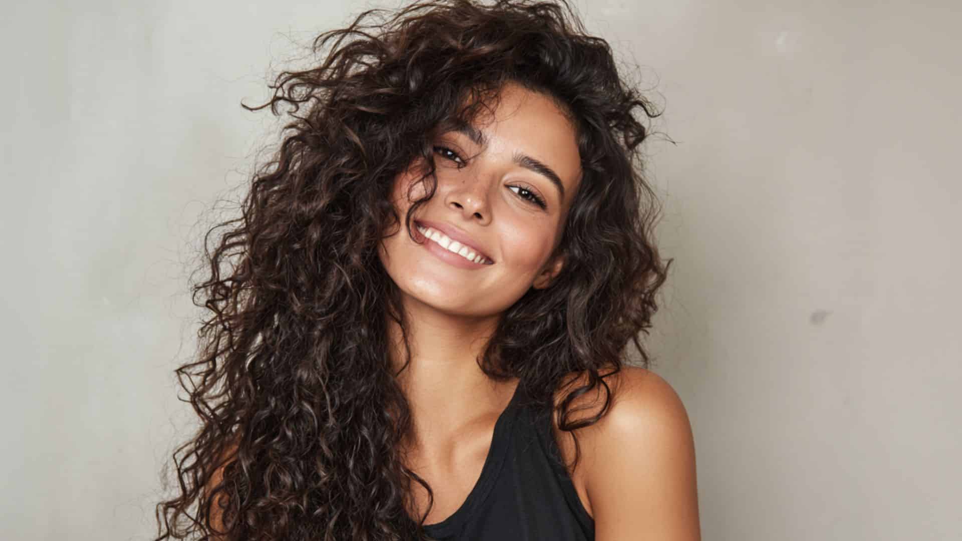 Adeus, fios opacos: 4 cremes indispensáveis para salvar o cabelo cacheado do ressecamento.