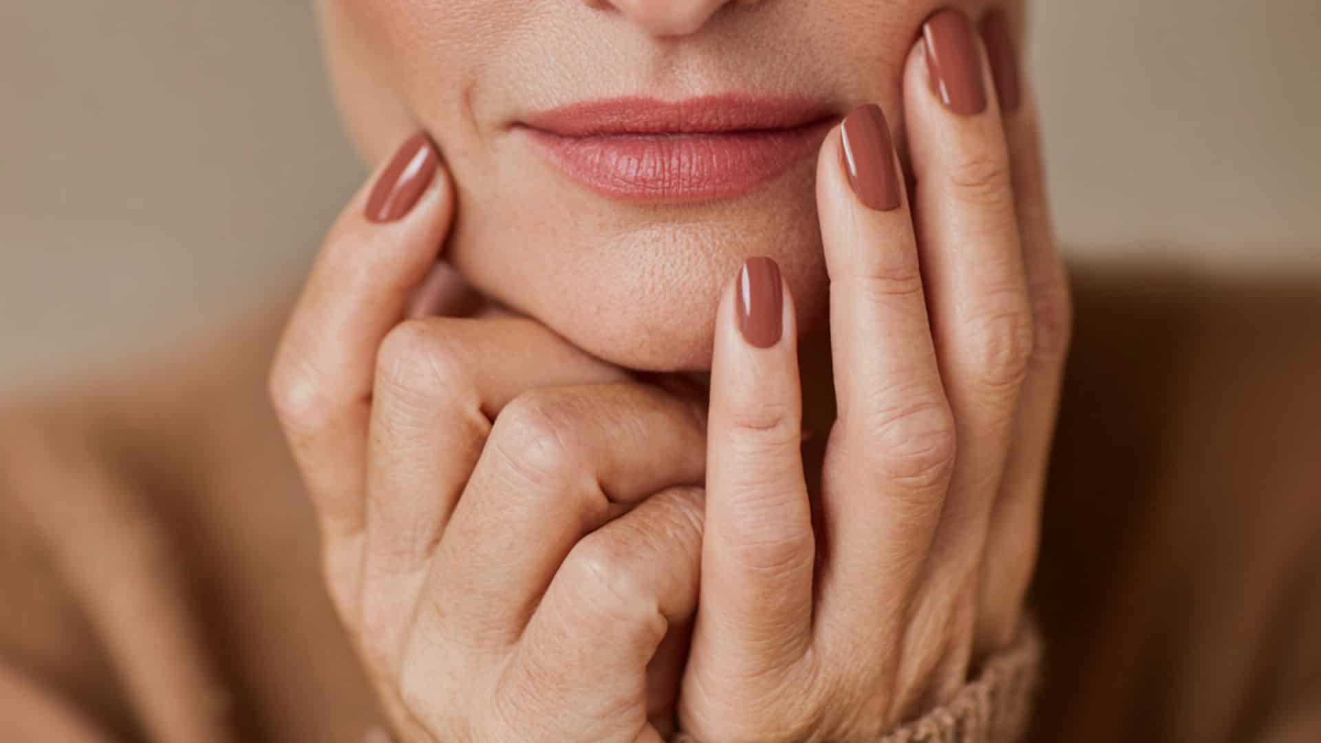 5 cores de esmalte para rejuvenescer mãos maduras em 2026