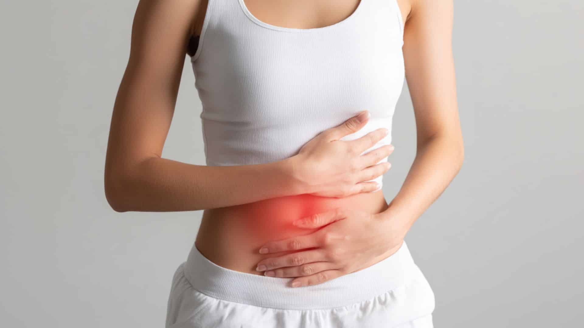 O chá que acaba com o inchaço: A infusão natural para tomar após as refeições e desinflamar