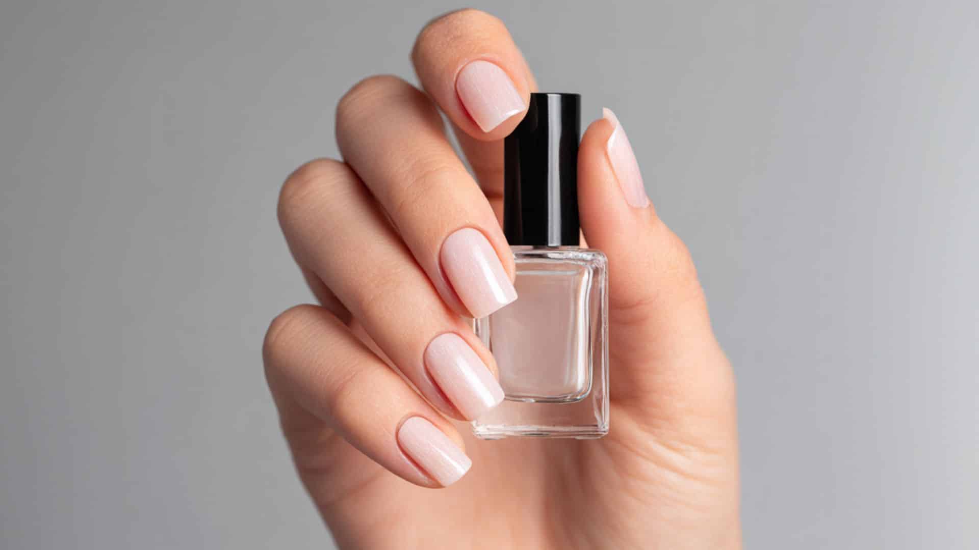 O segredo da base fosca: Por que passar ela antes do esmalte muda tudo