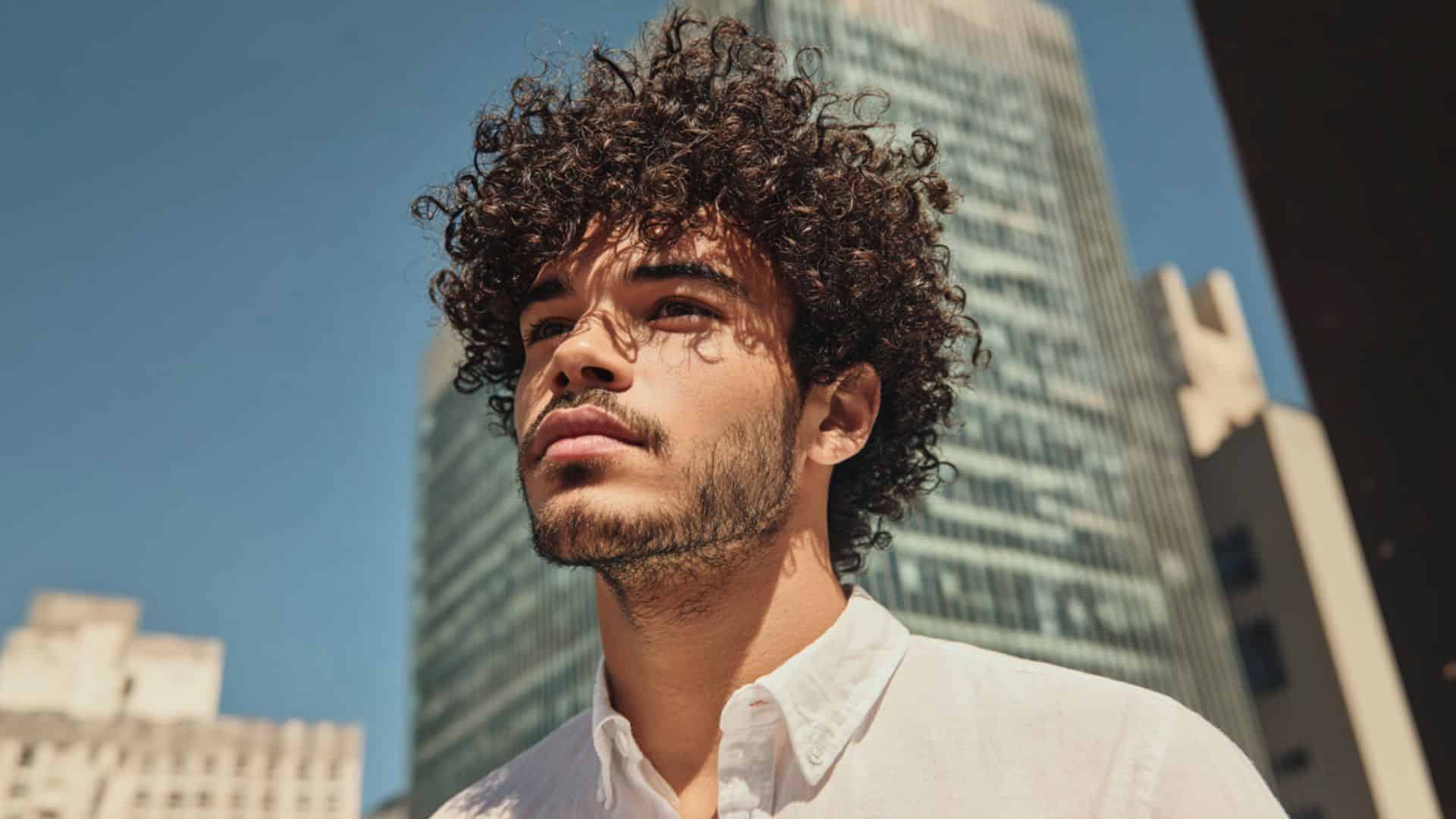 A melhor rotina noturna para acordar com o cacho masculino pronto para o trabalho