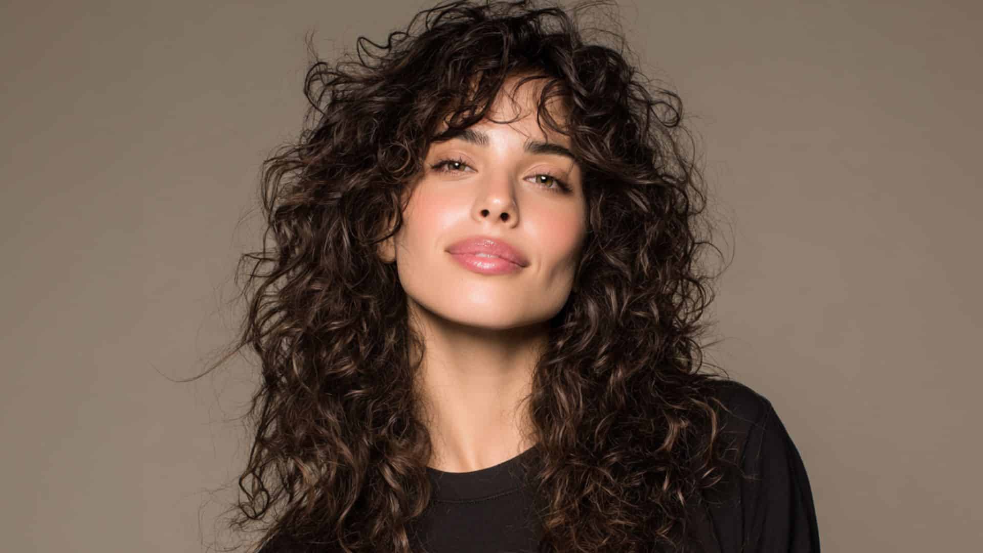 Efeito “Cabelo de Salão”: 3 óleos que deixam os cachos brilhantes e macios na hora