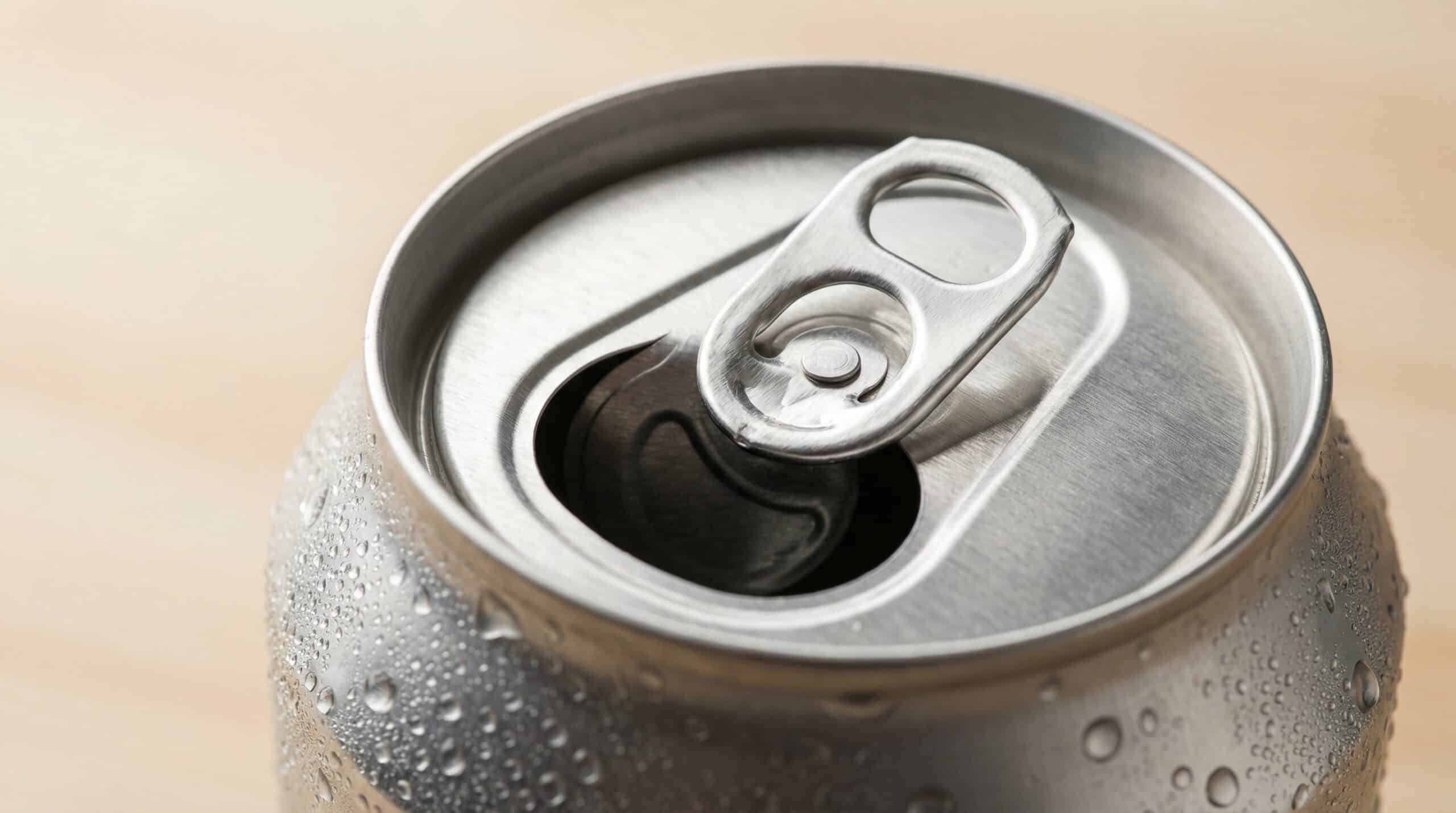 O furo na aba da lata não é para o canudo: entenda a função real