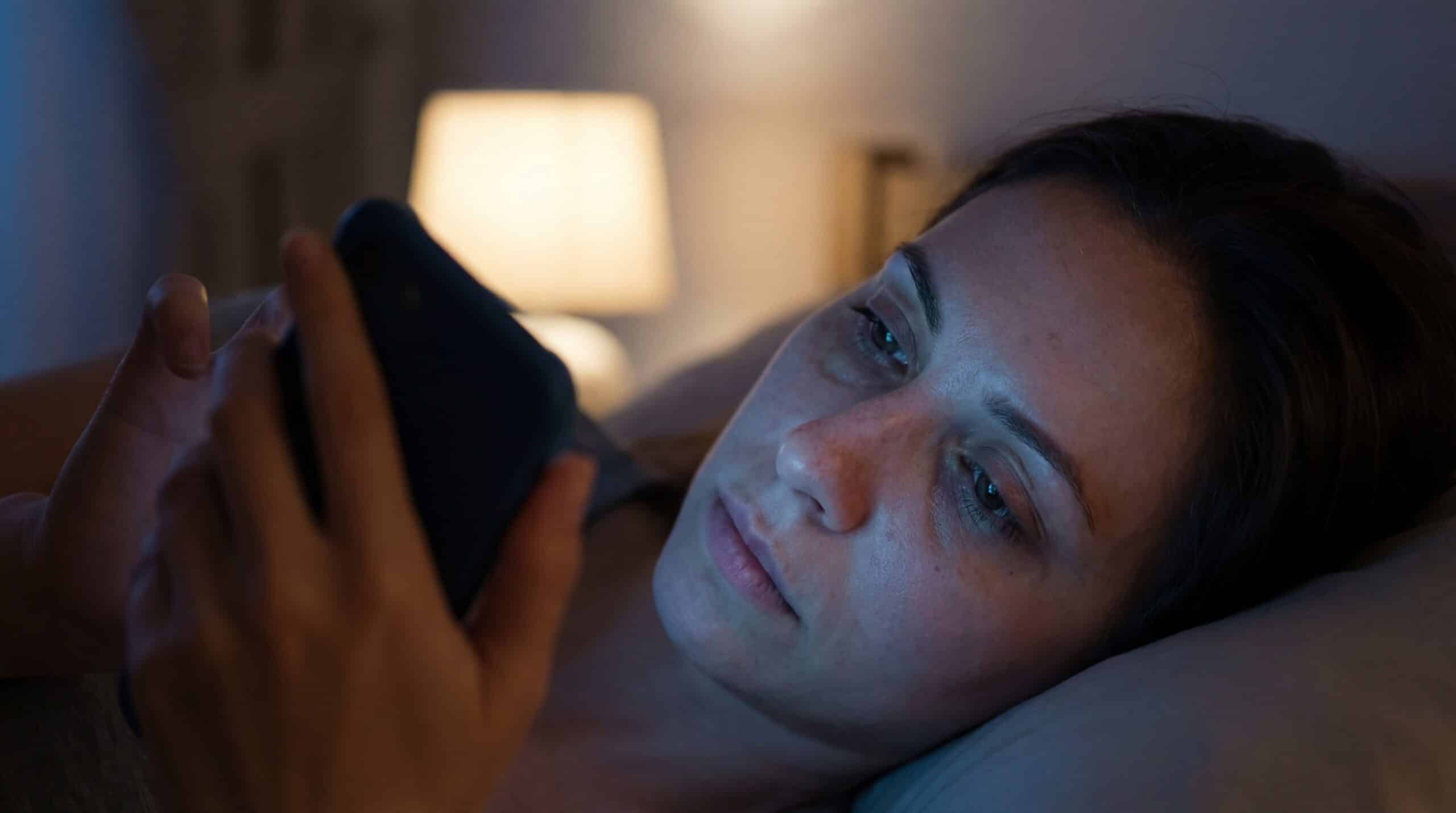 Saiba o que acontece com o seu rosto quando você usa o celular por horas antes de dormir