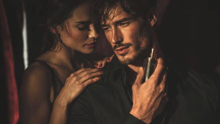 Mulher sentindo o cheiro do perfume do homem