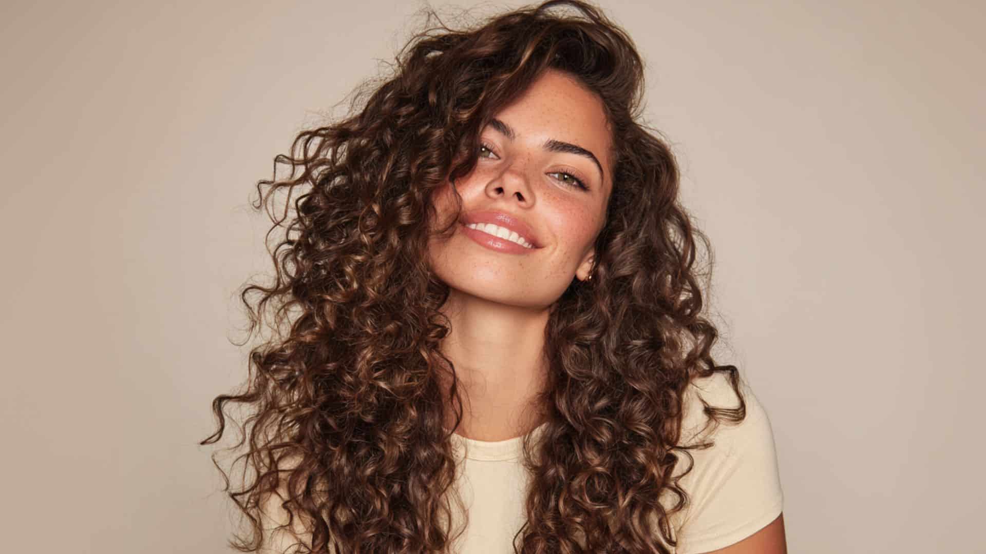 Esses 3 produtos para cabelo cacheado vão garantir cachos mais soltos, leves, definidos e com muito brilho
