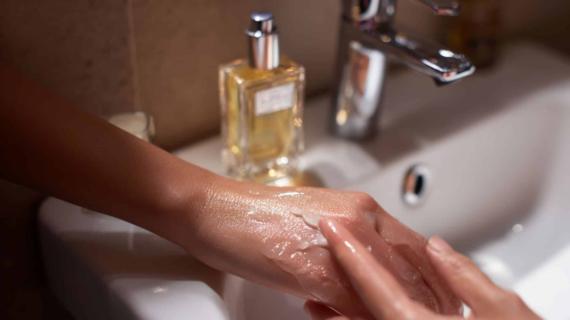 Não aplique vaselina por todo o corpo (nem é recomendado), aplique nesses 4 pontos específicos para fazer seu perfume durar muito mais tempo!