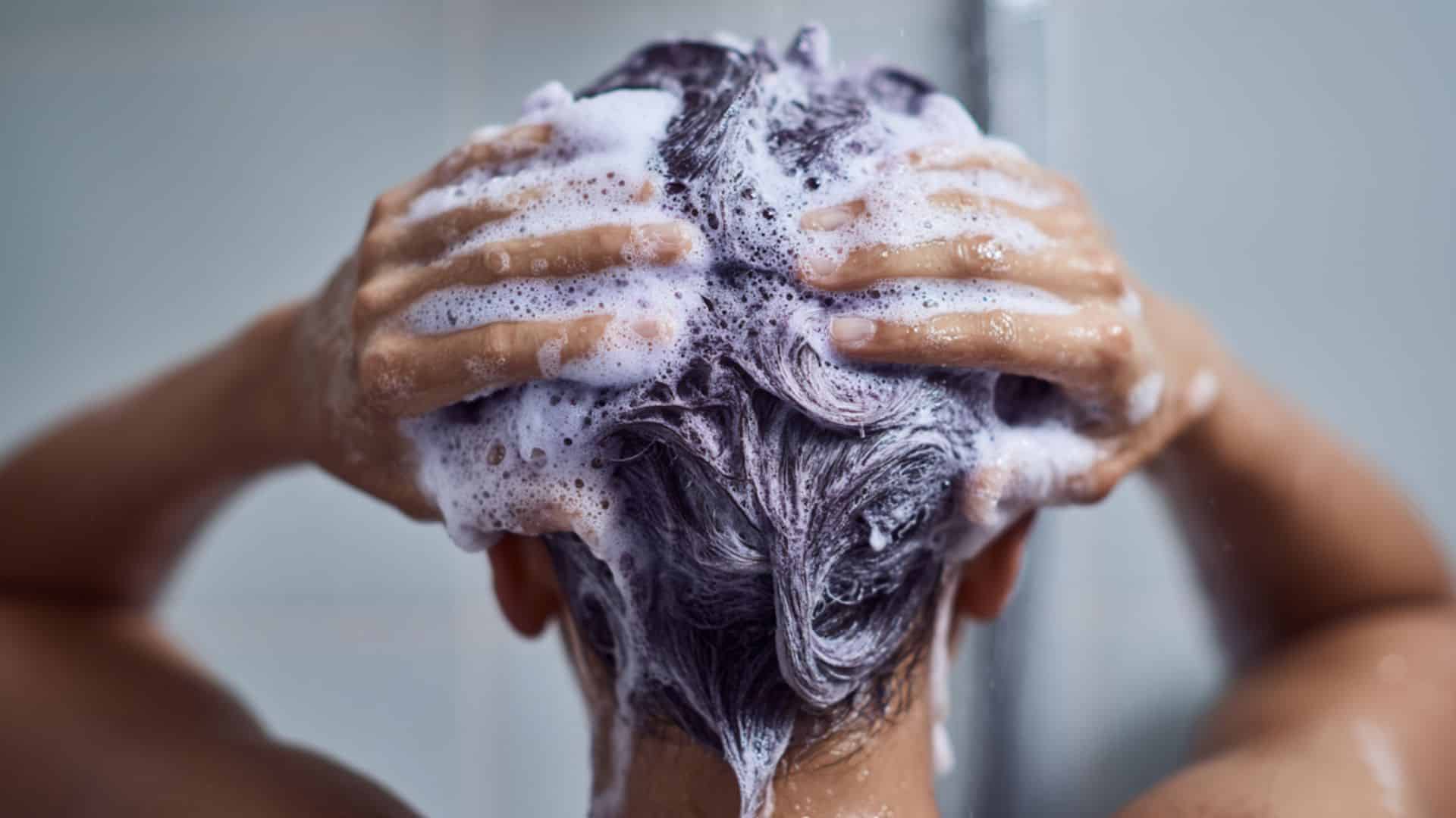 Por que os coloristas consideram o shampoo roxo o ‘melhor amigo’ das grisalhas?