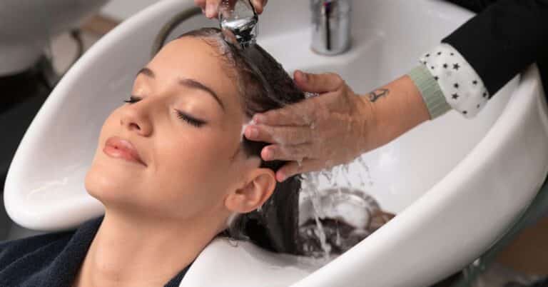 Mulher lavando o cabelo