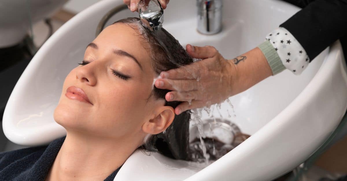 O intervalo correto para lavar o cabelo —  Entenda agora qual é a frequência realmente ideal segundo especialistas